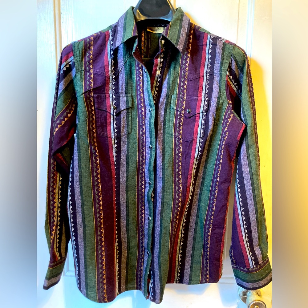 Wrangler snap front Western l/s. Front and back yokes, snap breast pockets.